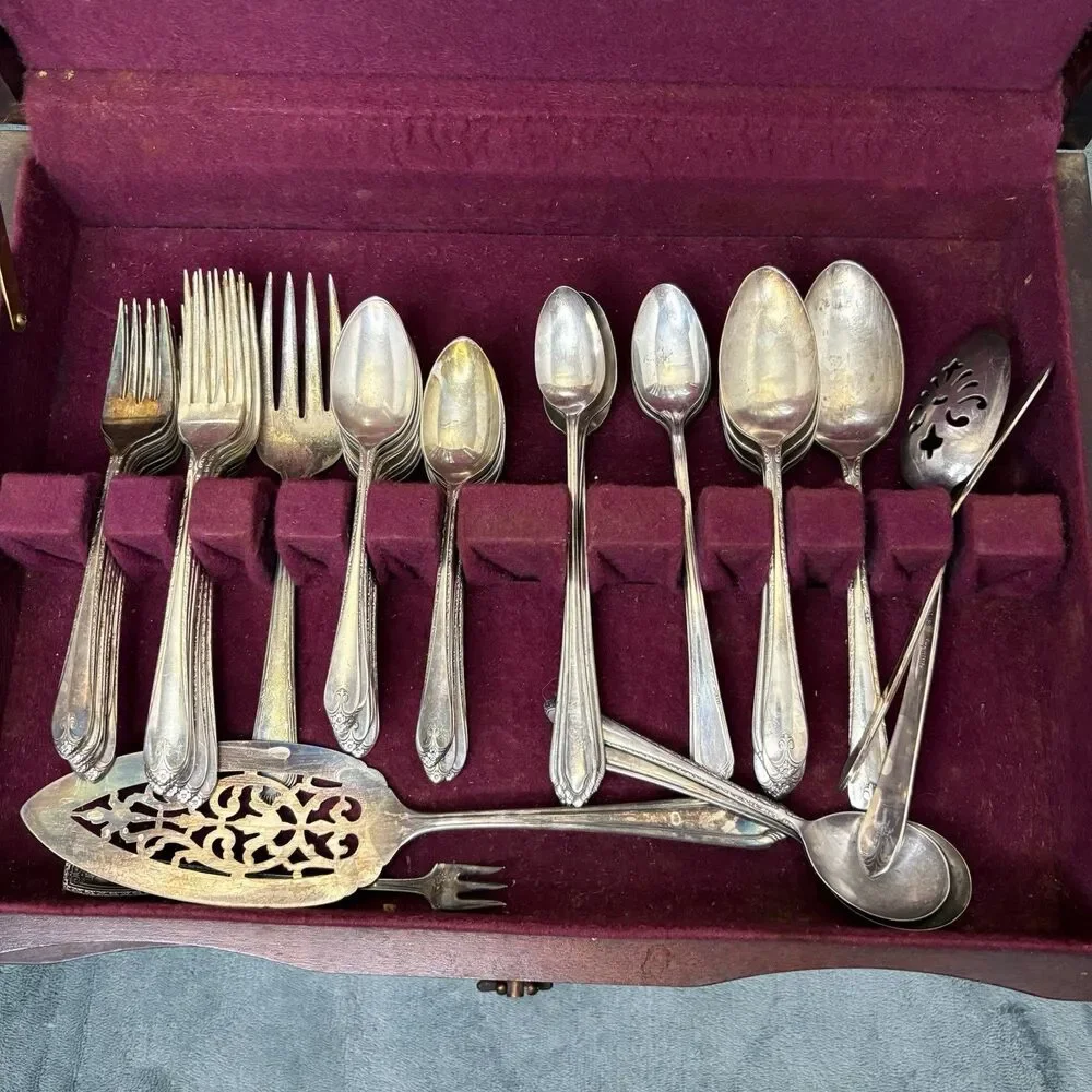 WMRogers & Son Silver plate Flatware Exquisite Collection Wooden Case 76 Piece
